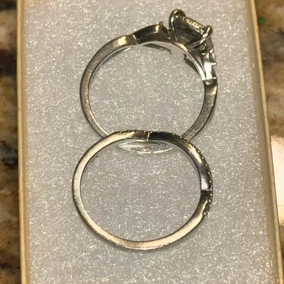 Elegant Silver Diamond Ring Set - Picture 8 of 9